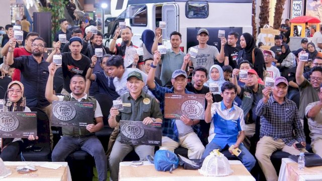 Komunitas Otomotif Toyota Owners Club (TOC) Celebes Kalla Toyota saat meluncurkan Kartu Tanda Anggota yang menjadi kartu member khusus untuk para pemilik mobil Toyota di Sulawesi, kemarin. (Dok. Kalla Toyota)