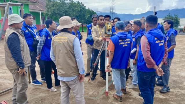 Puluhan masyarakat di wilayah Morowali Utara, Sulawesi Tengah saat mengikuti Pelatihan dan Uji Kompetensi Asisten Surveyor Kadastral yang digelar PLN melalui program TJSL di UPP Sulteng. (Dok. Humas PLN UIP Sulawesi)