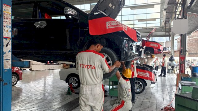 Layanan servis di Kalla Toyota Cabang Alauddin Kini makin lengkap dengan teknisi bersertifikat. (Dok. Chaerani/Republiknews.co.id)