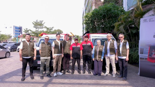 PT Toyota Astra Motor saat menyerahkan 20 unit All New Hilux Rangga secara simbolis kepada Kalla Toyota untuk dioperasikan pada layanan TMS, di Mall Ratu Indah, kemarin. (Dok. Kalla Toyota)