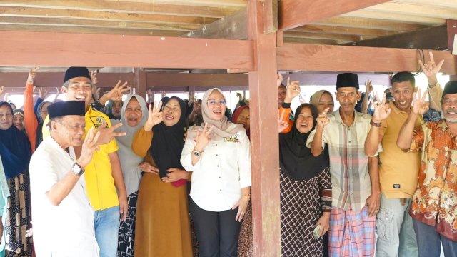 Ket : Andi Ina Kartika Sari saat tatap muka bersama warga Birue, Desa Siawung
