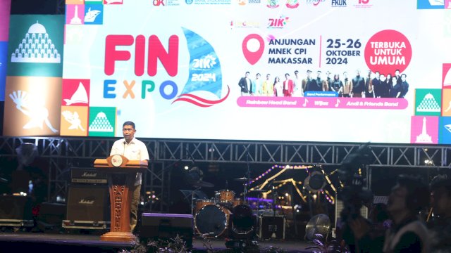 Pjs Wali Kota Makassar, Andi Arwin Azis saat memberikan sambutan pada Pembukaan FIN Expo 2024 BIK, di Anjungan MNEK, Kawasan Center Poin of Indonesia (CPI) Makassar, Jumat, (25/10/2024) malam kemarin. (Dok. Istimewa)