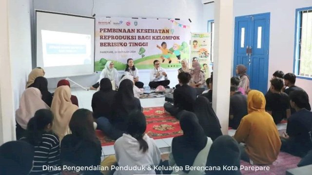 Ket: Kegiatan DPPKB Parepare lakukan pembinaan kesehatan reproduksi