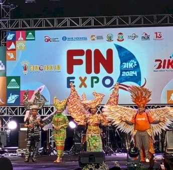 Pimpinan Perbankan Antusias Ikut Fashion Show FIN Expo BIK OJK di Makassar