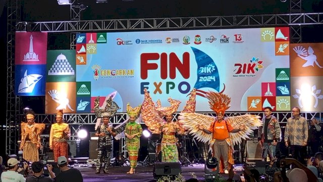 Sejumlah pimpinan perbankan di Sulawesi Selatan saat mengikuti Fashion Show Executive FIN Expo BIK 2024, di Anjungan MNEK CPI, Sabtu, (26/10/2024). (Dok. Chaerani)