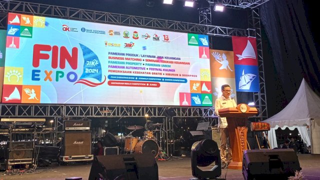 Sekretaris Provinsi Sulawesi Selatan Jufri Rahman saat membuka FIN Expo BIK 2024 yang digelar OJK Sulselbar, di Anjungan MNEK CPI Makassar, Jumat, (25/10/2024) malam kemarin. (Dok. Chaerani/Republiknews.co.id)