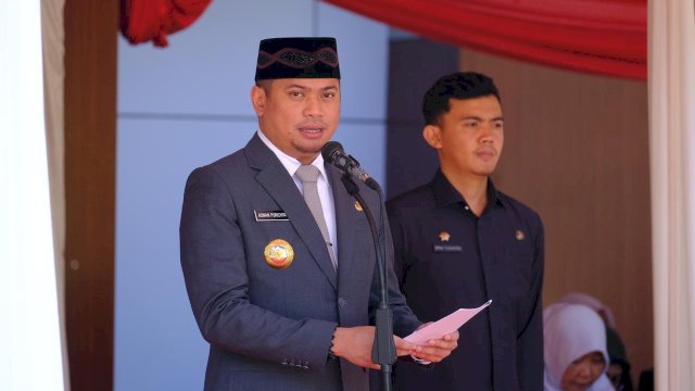 Bupati Gowa Adnan Purichta Ichsan saat menjadi Inspektur Upacara Peringatan Hari Sumpah Pemuda Ke-96 Tahun 2024 Tingkat Kabupaten Gowa, di Lapangan Upacara Kantor Bupati Gowa, Senin (28/10/2024). (Dok. Humas Gowa)