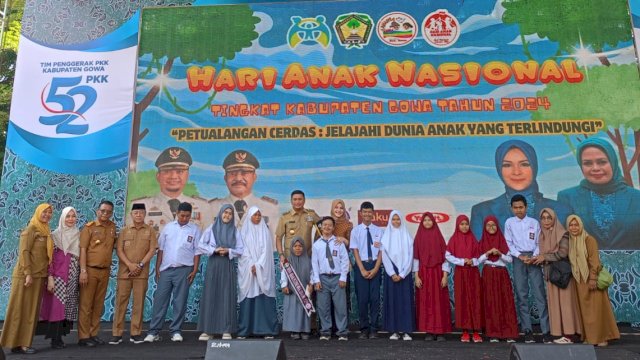 Bupati Gowa Adnan Purichta Ichsan bersama Wakilnya Abd Rauf Malaganni (keempat kiri), dan Bunda PAUD Gowa Priska Paramita Adnan dan jajaran pejabat Pemkab Gowa saat berfoto bersama anak-anak SLB Gowa usai tampil di Panggung Perayaan HAN 2024, di Halaman Kantor Bupati Gowa, kemarin. (Dok. Chaerani/Republiknews.co.id)
