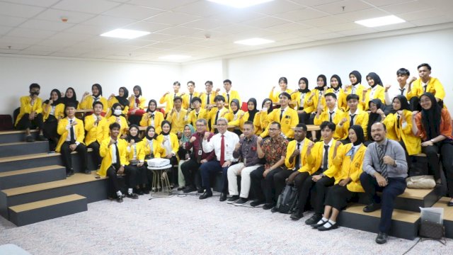 OJK Sulselbar saat memberikan edukasi keuangan kepada mahasiswa STIEM Bongaya di Kantor OJK Sulselbar. (Dok. Humas OJK Sulselbar)