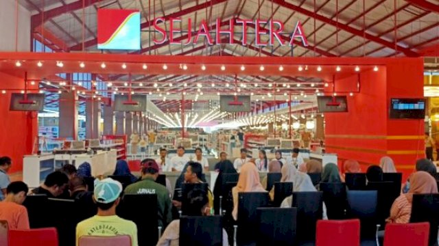 Jumpa pers jajaran manajemen Sejahtera Departemen Store dalam kegiatan Pra Launching dan Bazar UMKM. [FOTO: IST]