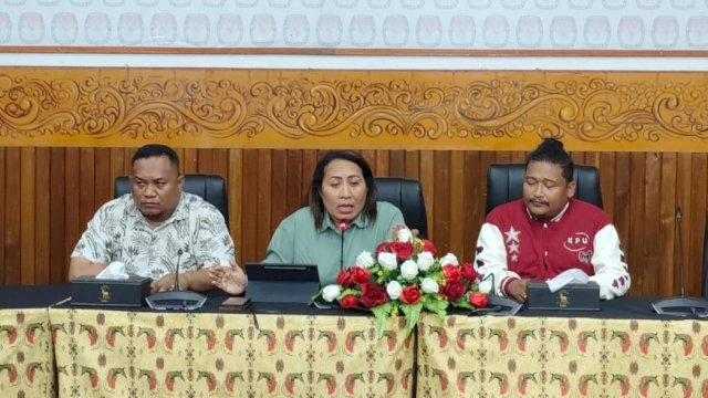 Ketua KPU Papua Selatan, Theresia Mahuze (tengah). (Foto: Hendrik Resi/republiknews.co.id)