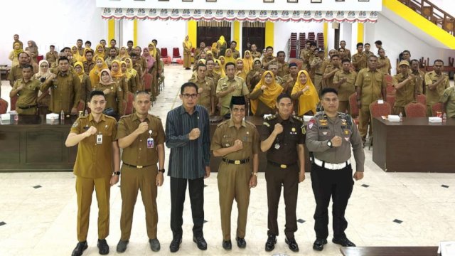 Pemkab Selayar melaksanakan sosialisasi terkait Opsen Pajak Kendaraan Bermotor (PKB) dan Opsen Bea Balik Nama Kendaraan Bermotor (BBNKB) di Ruang Pola Kantor Bupati Selayar, Senin (30/9/2024). (Foto: Istimewa)