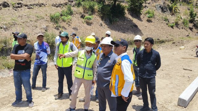 Penjabat (Pj) Bupati Jeneponto, Junaedi Bakri melakukan kunjungan ke lokasi pengerjaan saluran induk jaringan irigasi Kelara Karalloe, Senin (30/9/2024). (Foto: Istimewa)