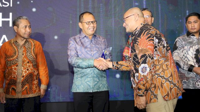 Wali Kota Makassar, Moh Ramdhan Pomanto meraih penghargaan Pariwisata dan Pelestarian Budaya pada malam Apresiasi Tokoh Indonesia 2024 oleh Tempo Media, Selasa (10/9/2024). (Foto: Istimewa)