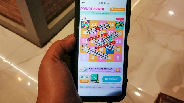 Pengguna Tri saat bermain Game Panjat Kuota melalui Aplikasi Bima+. (Dok. Chaerani/Republiknews.co.id)