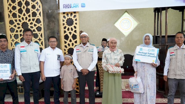 Manajemen PLN UID Sulselrabar berfoto bersama para penerima bantuan sembako. (Foto: Istimewa)