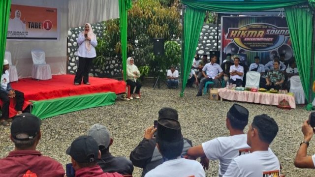 Pasangan calon bupati dan wakil bupati Kabupaten Gowa, Amir Uskara-Irmawati Haeruddin menggelar kampanye perdana di Kecamatan Tompobulu, Kabupaten Gowa, Rabu (2/10/2024). (Foto: Istimewa)