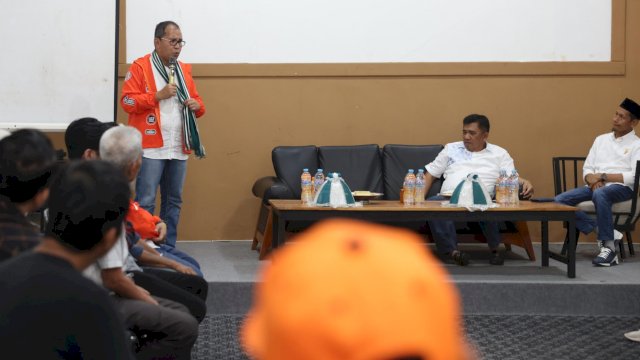 Calon Gubernur Sulawesi Selatan, Moh Ramdhan Pomanto bersilatuhrahmi dengan mantan Bupati Maros, Hatta Rahman di Warkop Al Fayyad, Kabupaten Maros, Kamis (3/10/2024). (Foto: Istimewa)