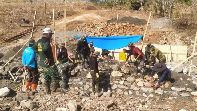 Anggota TNI berjibaku melaksanakan TMMD ke-122 di Desa Tuju, Kabupaten Jeneponto, Kamis (3/10/2024). (Foto: Istimewa)