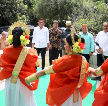 Kedatuan Sawitto Sematkan Pin Kedatuan ke Azhar Arsyad di Pinrang