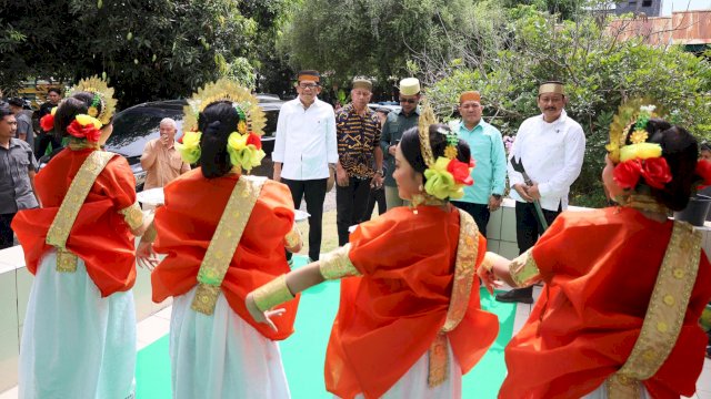 Calon Wakil Gubernur Sulsel, Azhar Arsyad saat bersilaturahmi di Addatuang Sawitto di Istana Kerajaan Sawitto di Kompleks Saoraja, Pinrang, Kamis (3/10/2024). (Foto: Istimewa)
