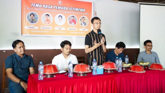 Calon Wakil Wali Kota Makassar, Ilham Ari Fauzi Amir Uskara menjadi narasumber dalam kegiatan diskusi publik Himpunan Manajemen dan IKA Manajemen Unismuh Makassar di Warkop Bundu, Jalan Hertasning, Makassar, Kamis (3/10/2024). (Foto: Istimewa)