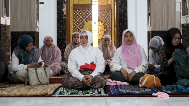 Ketua TP PKK Makassar, Indira Yusuf Ismail saat hadir di acara peresmian Masjid Mardhiyyah di Jalan Talasalapang II, Kelurahan Gunung Sari, Kecamatan Rappocini, Minggu (22/9/2024). (Foto: Istimewa)