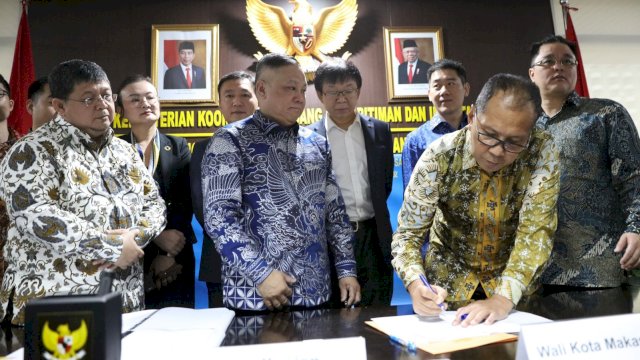 Wali Kota Makassar, Moh Ramdhan Pomanto melakukan penandatanganan perjanjian kerjasama PSEL Kota Makassar dengan pihak ketiga, Selasa (24/9/2024). (Foto: Istimewa)