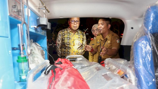 Wali Kota Makassar, Moh Ramdhan Pomanto meninjau ambulans transport bantuan dari Kementerian Kesehatan melalui Dana Alokasi Khusus (DAK), Selasa (24/9/2024). (Foto: Istimewa)