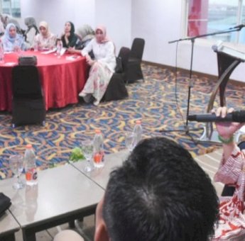 Nunung Dasniar Ajak Warga Makassar Kelola Sampah dengan Baik