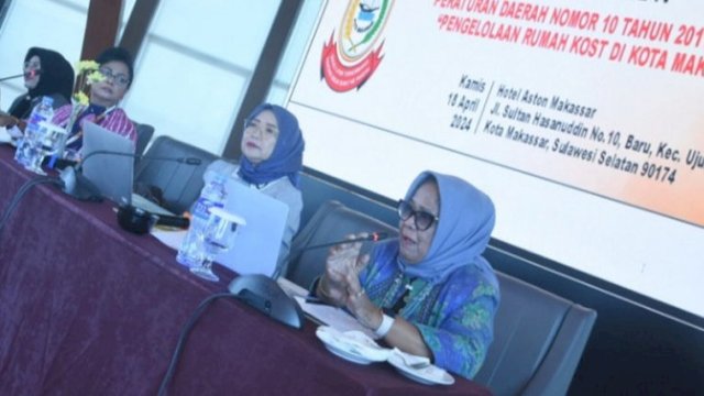 Anggota DPRD Makassar, Apiaty Amin Syam saat menyosialisasikan Perda Nomor 10 Tahun 2011 tentang Pengelolaan Rumah Kost di Hotel Aston, Jl Sultan Hasanuddin, Kamis (18/4/2024). (Foto: Istimewa)