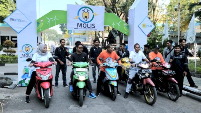 Manajemen PT PLN (Persero) tengah melakukan test drive motor konversi di halaman kantor PT PLN (Persero) Unit Induk Distribusi Sulawesi Selatan, Sulawesi Tenggara, dan Sulawesi Barat, Jumat (4/10/2024). (Foto: Istimewa)