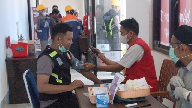 Klinik Huadi Group bekerja sama dengan Unit Transfusi Darah (UTD) RS Anwar Makkatutu Bantaeng menyelenggarakan kegiatan donor darah yang diikuti oleh karyawan Huadi Group. (Foto: Istimewa)