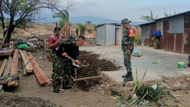 Anggota Satgas TMMD Ke-122 Kodim 1425 Jeneponto sedang merehabilitasi rumah salah satu warga. (Foto: Istimewa)