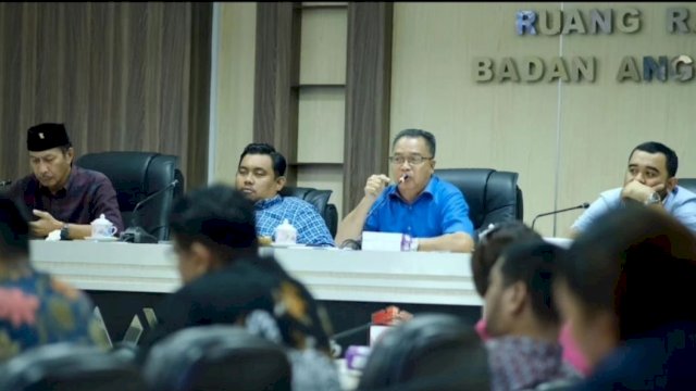 Ketua Komisi C DPRD Makassar, Sangkala Saddiko memimpin RDP di Ruang Rapat Badan Anggaran DPRD Makassar, Jumat (3/5/2024). (Foto: Istimewa)