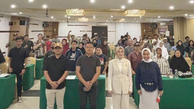 Anggota DPRD Makassar, Budi Hastuti saat menggelar sosialisasi Perda Nomor 6 tahun 2019 tentang Kepemudaan di Hotel Favor, Makassar, Sabtu (4/5/2024). (Foto: Istimewa)