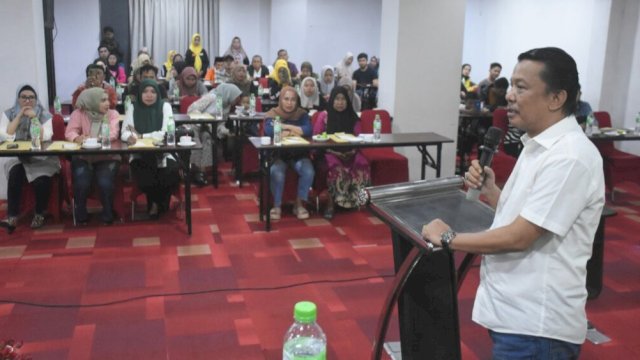 Anggota DPRD Makassar, Abdul Wahab Tahir saat menyosialisasikan Perda Nomor 3 Tahun 2016 tentang Pemberian Air Susu Ibu (ASI) Eksklusif di Hotel Royal Bay, Jl Sultan Hasanuddin, Rabu (8/5/2024). (Foto: Istimewa)