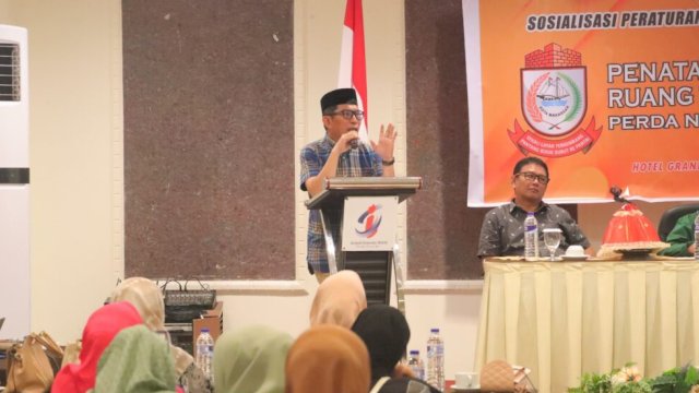 Anggota DPRD Kota Makassar, Muchlis Misbah saat menyosialisasikan Perda Nomor 3 tahun 2014 tentang Penataan dan Pengelolaan Ruang Terbuka Hijau (RTH) di Hotel Grand Imawan, Sabtu (18/5/2024). (Foto: Istimewa)