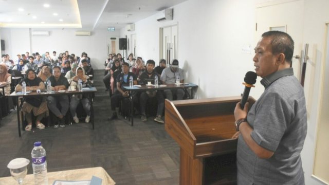 Anggota DPRD Makassar, Hasanuddin Leo saat menyosialisasikan Perda nomor 1 tahun 2012 tentang Pendidikan Baca Tulis Al-Qur&rsquo;an di Hotel Whiz Prime, Jl Sultan Hasanuddin, Kamis (23/5/2024). (Foto: Istimewa)