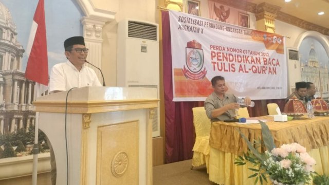 Anggota DPRD Makassar, Muchlis Misbah saat menyosialisasikan Perda nomor 1 tahun 2012 tentang Pendidikan Baca Tulis Al-Qur&rsquo;an di Hotel Grand Town Makassar, Sabtu (25/5/2024). (Foto: Istimewa)