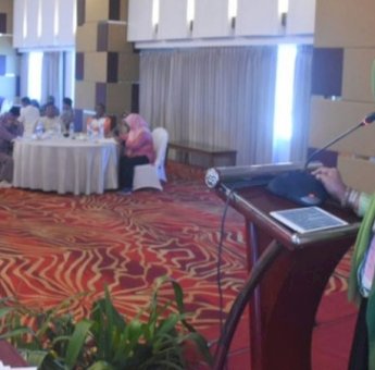 Apiaty Amin Syam Ajak Warga Makassar Lestarikan Lingkungan Sekitar