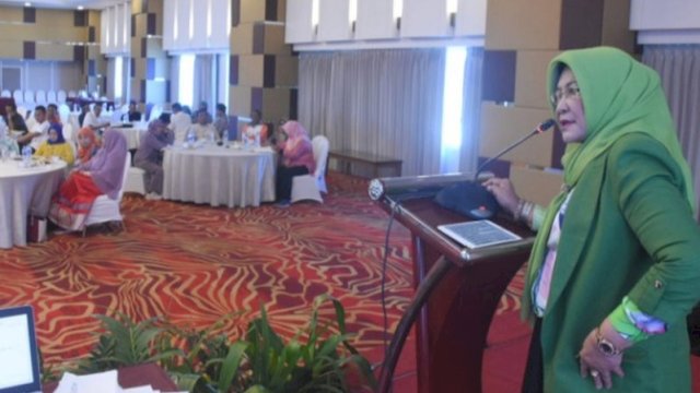 Anggota DPRD Makassar, Apiaty Amin Syam saat menyosialisasikan Perda Nomor 9 Tahun 2016 tentang Perlindungan dan Pengelolaan Lingkungan Hidup di Hotel Aston, Jl Sultan Hasanuddin, Minggu (19/5/2024). (Foto: Istimewa)