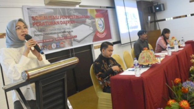 Anggota DPRD Makassar, Budi Hastuti saat menyosialisasikan Perda Nomor 7 Tahun 2015 tentang Penyelenggaraan Bantuan Hukum di Hotel Favor, Jl Lasinrang, Minggu (30/6/2024). (Foto: Istimewa)