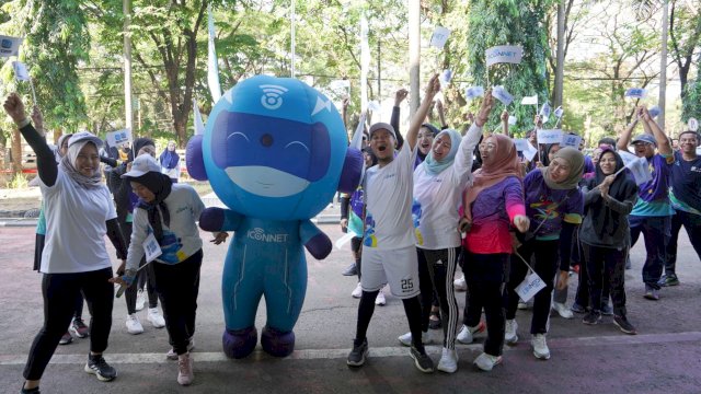 Para peserta Porseni dari PLN Icon+ berparade bersama dengan maskotnya. (Foto: Istimewa)