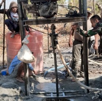 Penuhi Kebutuhan Masyarakat, Anggota TMMD ke-122 Lakukan Pengeboran Air Bersih