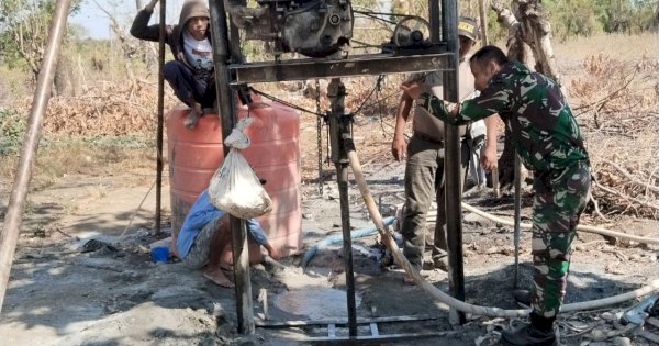 Penuhi Kebutuhan Masyarakat, Anggota TMMD ke-122 Lakukan Pengeboran Air Bersih