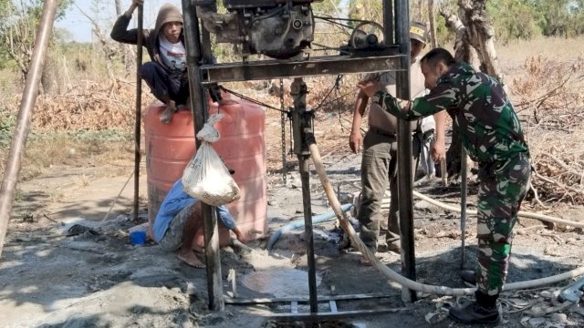 Anggota TMMD ke-122 Kodim 1425 Jeneponto sedang melakukan pengeboran air bersih. (Foto: Istimewa)