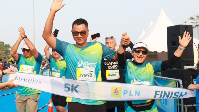 Direktur Utama PLN, Darmawan Prasodjo (kiri) bersama istri, Diny Darmawan Prasodjo saat melintasi garis finish dan menyelesaikan PLN Electric Run 2024 kategori 5K. (Foto: Istimewa)