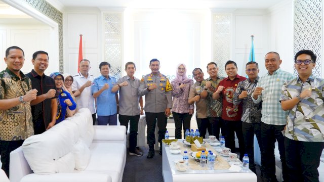 Pimpinan DPRD Sulsel serta sejumlah legislator menerima kunjungan Kapolda Sulsel, Irjen Pol Yudhiawan Wibisono di Kantor DPRD Sulsel, Senin (7/10/2024). (Foto: Humas DPRD Sulsel)