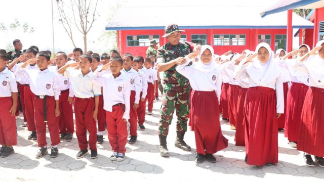 Anggota Satgas TMMD ke-122 saat membawakan materi PBB dan wawasan kebangsaan di SDN 21 Bangkala Barat, Jeneponto, Selasa (8/10/2024). (Foto: Istimewa)